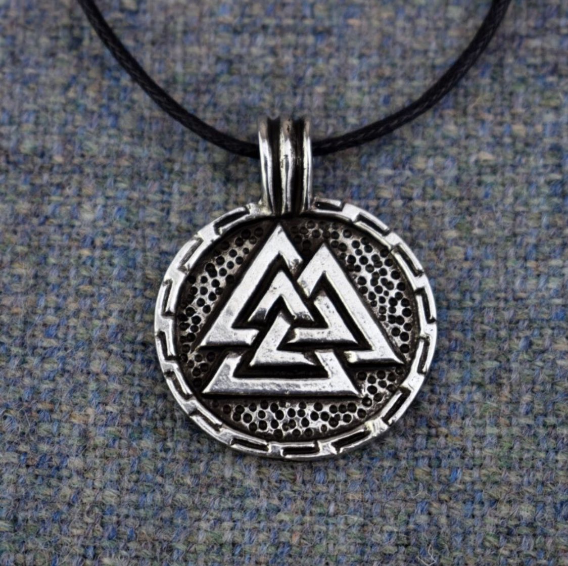 Handmade Valknut Necklace 🔥

>> Viking-Styles.com <<