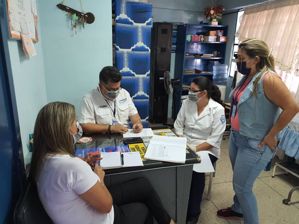 Corposalud_tach's tweet photo. Hoy dirección regional de salud visitó la red ambulatoria de San Cristóbal a fin de evaluar la organización interna, a efectos de verificar la capacidad de respuesta oportuna a la comunidad, frente a la contingencia del #COVID2019 @GobiernoTachira @laidygomezf #YoMeQuedoEnCasa https://t.co/8vdNWsPIJX