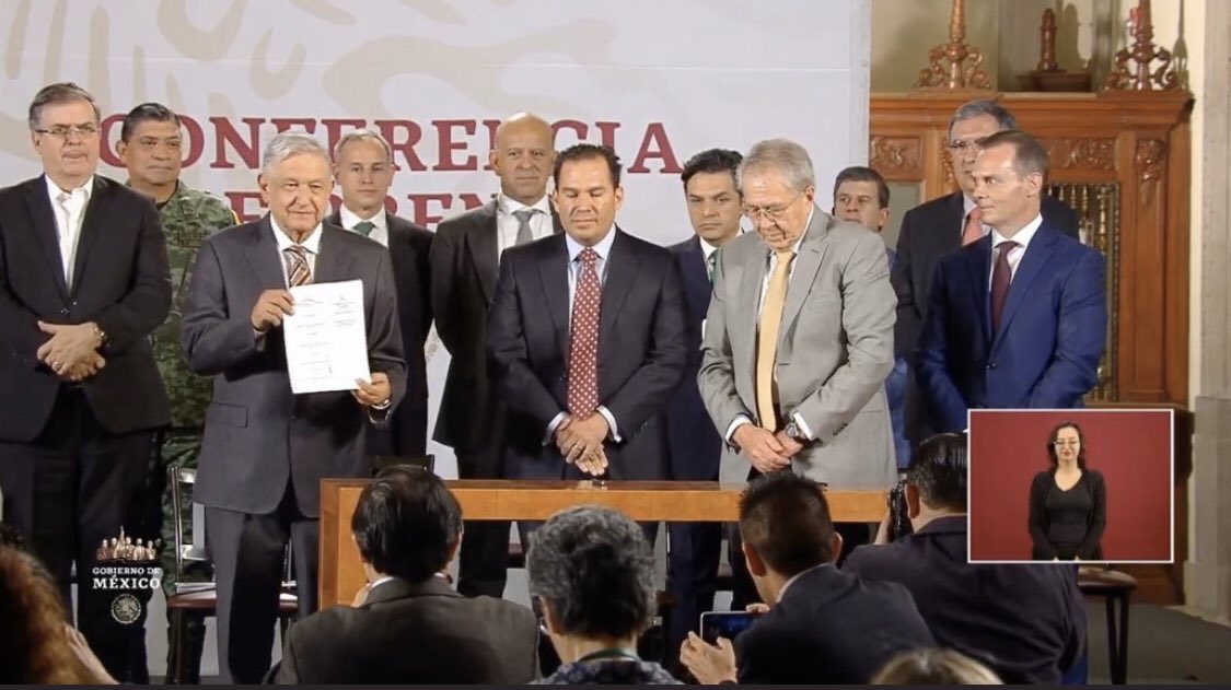 lopezdoriga's tweet image. Así la #SanaDistancia en una reunión sobre salud. ¿Qué opinan?