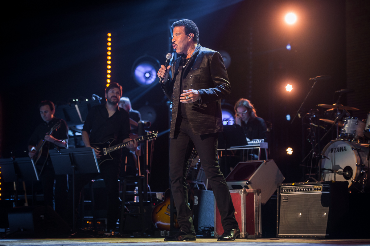 Lady written by <a href="/LionelRichie/">Lionel Richie</a> for <a href="/_KennyRogers/">Kenny Rogers</a> performs the show stopper at Kenny's retirement concert and featured on Biography: @KennyRogers <a href="/AETV/">A&E</a> #KennyRogersBio.