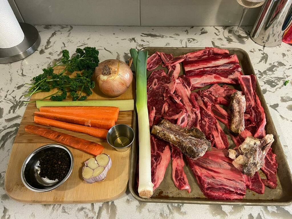 itsonlyles's tweet photo. Beef bones + vegetables + isolation = Bone broth. .
Which in turn will become Demi Glacé. Long slow process, wine will be involved. .
.
#wine #cookingwithwine #cooking #cook #food #foodandwine #winelover #bonebroth #beefbone #soupbones #bingingwithbabish https://t.co/BK7cTjz1kl https://t.co/7bbRCVY8vw