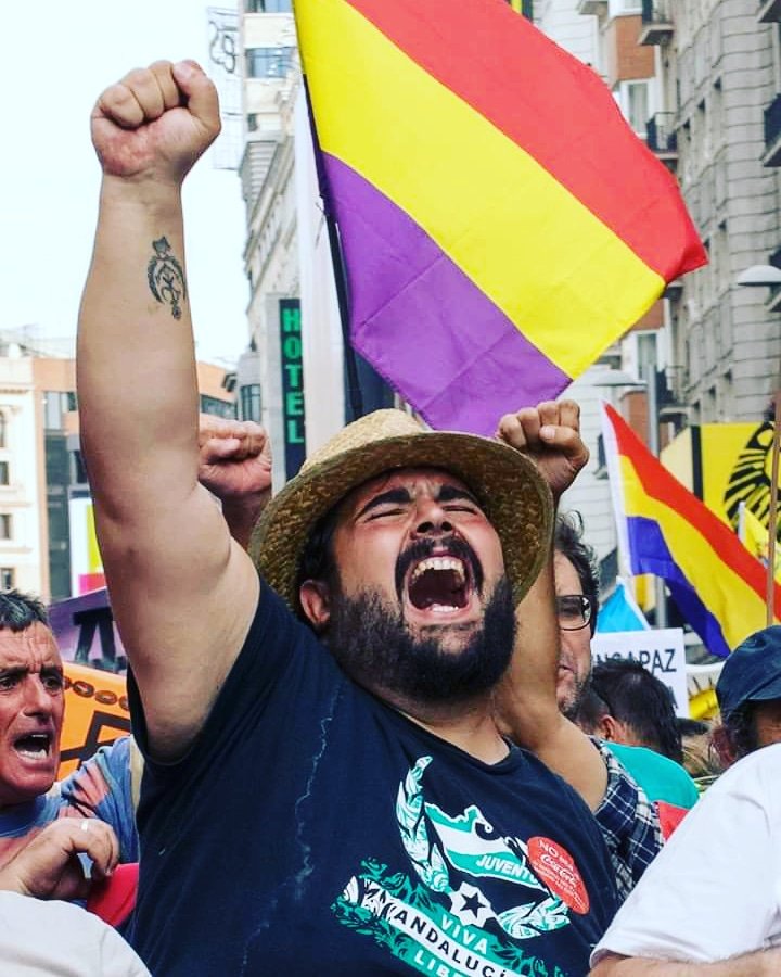 Desde el confinamiento en casa, hoy 14 de abril, más que nunca os deseo
SALUD Y REPÚBLICA.