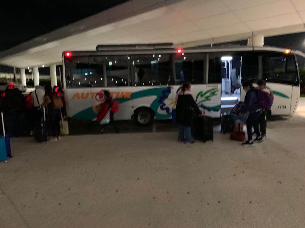 CancilleriaPeru's tweet photo. #EstamosJuntosEnEsto | 338 compatriotas retornaron al Perú desde Cancún con el apoyo de @CancilleriaPeru y de nuestra Embajada y Consulado en México, con las seguridades sanitarias y cuarentena correspondiente. Bienvenidos #DeVueltaACasa. https://t.co/YqMi4aG9dB