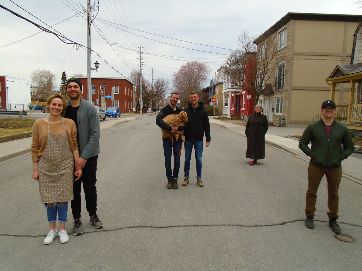 sghottawa's tweet photo. Our community continues to grace us with their compassion. This amazing group of neighbours came together, while #physicaldistancing, to make an Easter dinner for the 35 people in our lowertown supportive housing residence yesterday. A bright spot on this rainy day! #grateful ❤️ https://t.co/z6pE7qslpj