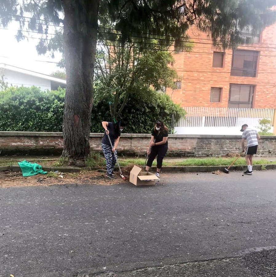 playhousequito's tweet photo. Los #colivers ayudan a limpiar nuestra calle para mantener limpio el espacio público 💚🌿 #colivingquito https://t.co/GtG2EViLfx