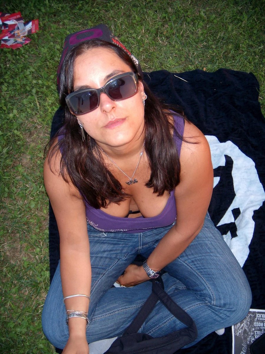 Down her blouse on the grass. pic.twitter.com/q1qK8FWGQx. 