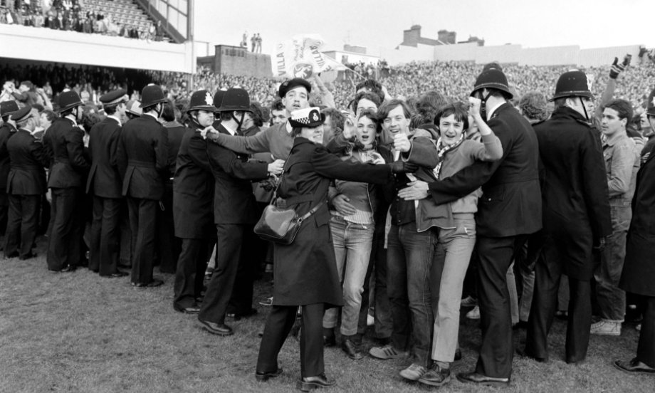 7) El anhelado día llegó. 2 de mayo del 81. Final dramático. Tras caer 2-0 en su visita al Arsenal, todos los ojos estaban en el escolta Ipswich, que le ganaba al Boro. Poco antes del final, Boro remontó dándole el título al Villa.Locura de los hinchas villanos en Highbury.