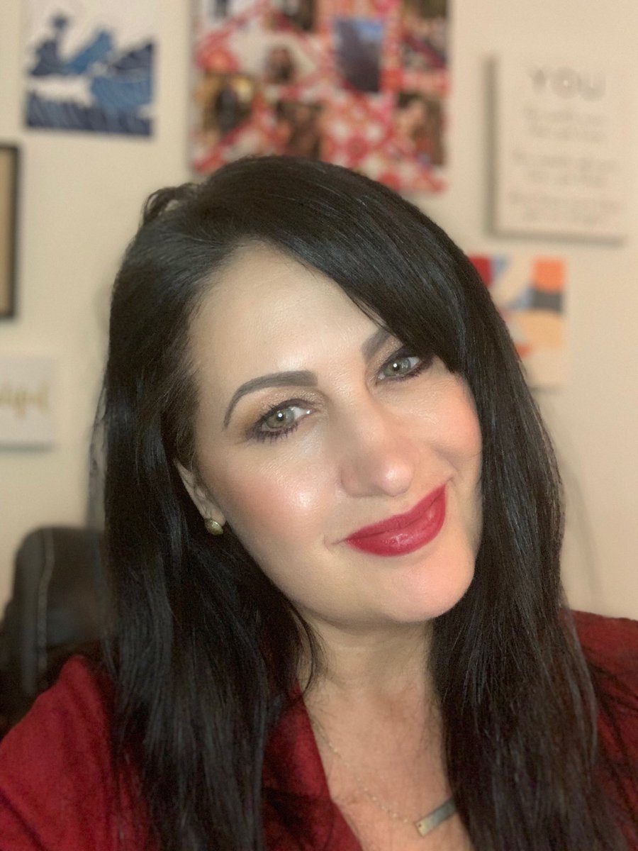 staceysoleil's tweet photo. Thank you for the #selfiering @kimgarst - I look so glowy now! #NeedARingLightForRealLife 😂😂😂😂 #marketing #marketingstrategy https://t.co/qzcQvNhddw