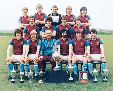 8) Si ya era sorprendente que un club modesto como el Aston Villa ganara la Liga Inglesa, un hecho le dio un valor especial al título. En una época donde comenzaban los fichajes millonarios en el fútbol, The Villa logró el título con solo 14 jugadores en su plantilla. Brutal.