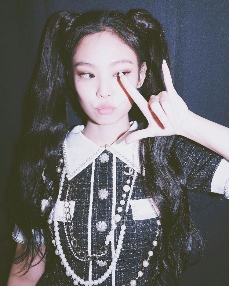 JennieBefore I really got into blackpink I never liked Jennie. I thought she looked like a bitch and always got better treatment than the other members. Basically, she intimidated me and I didn’t like it. Don’t be like me, Stan Jennie