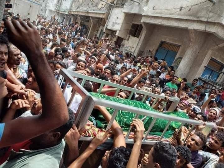 كان طلب الشهيد البطل #جهاد_الحاج الأخير قبل إعدامه معوز أبيض تهامي وعقد فل تهامي وعكاوة رأس تهامية 
لبس عقد الفل التهامي ووضع العكاوة على رأسه وخرج إلى ساحة الإعدام شامخً الراس مبتسماً 
هذا هو البطل التهامي الذي اعدمته #المليشيات_الحوثية هذا اليوم في الحديدة و شيع جثمانه الآلاف