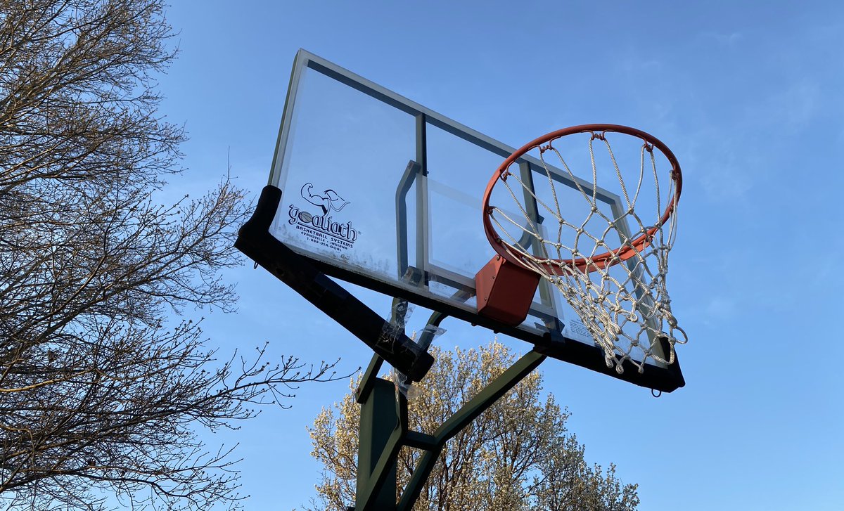 VanFalcon1's tweet photo. Live look at ⁦@BGSUMHoops⁩ South. Damaged padding after I reimagined a back door lob from ⁦@Justinturner1__⁩ to ⁦@d4vvv⁩ in 2021. I’m OK. #JuiceIsBack #IceCold https://t.co/NrzJfaypl6