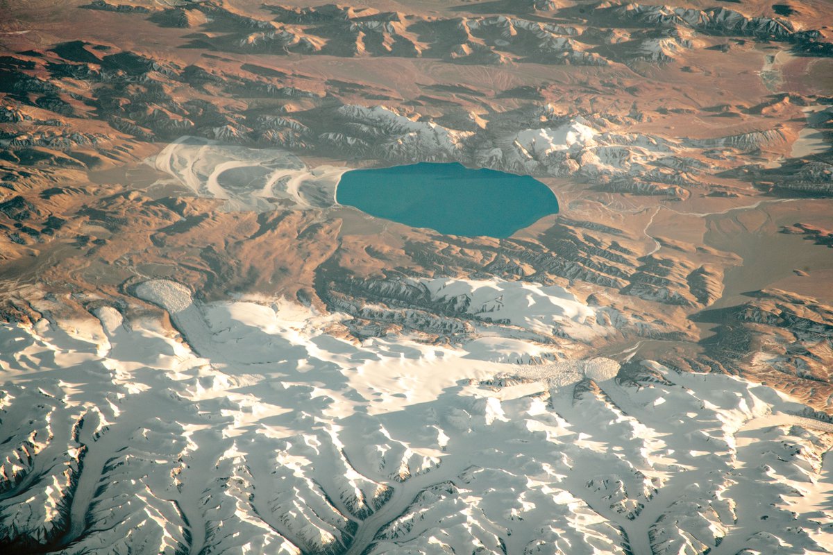 Livearth 宇宙からの地球絶景 No 1004 Iss から撮影した 崑崙山脈 の 氷河 と チベット の凍った ゴツァ湖 です ゴツァ湖は 中国 チベット自治区 の氷河湖で 崑崙山脈の西部 新疆ウイグル自治区の近傍に位置し チベット高原 の標高5 080mに Livearth 宇宙からの地球絶景 No 1004 Iss から撮影した 崑崙山脈 の 氷河 と チベット の凍った ゴツァ湖 です ゴツァ湖は 中国 チベット自治区 の氷河湖で 崑崙山脈の西部 新疆ウイグル自治区の近傍に位置し チベット高原 の標高5 080mに