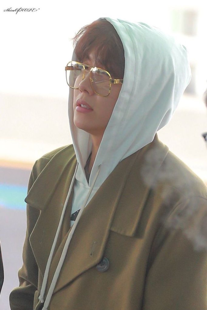 Hoseok wearing glasses: A very necessary thread