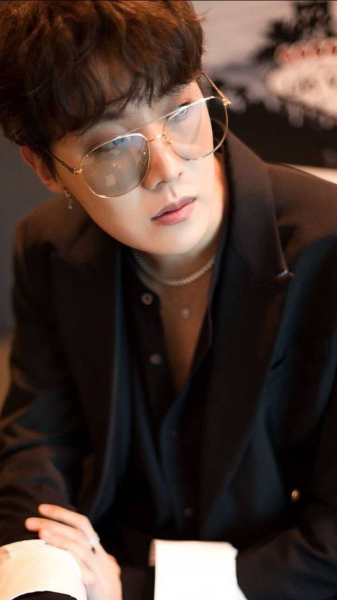 Hoseok wearing glasses: A very necessary thread