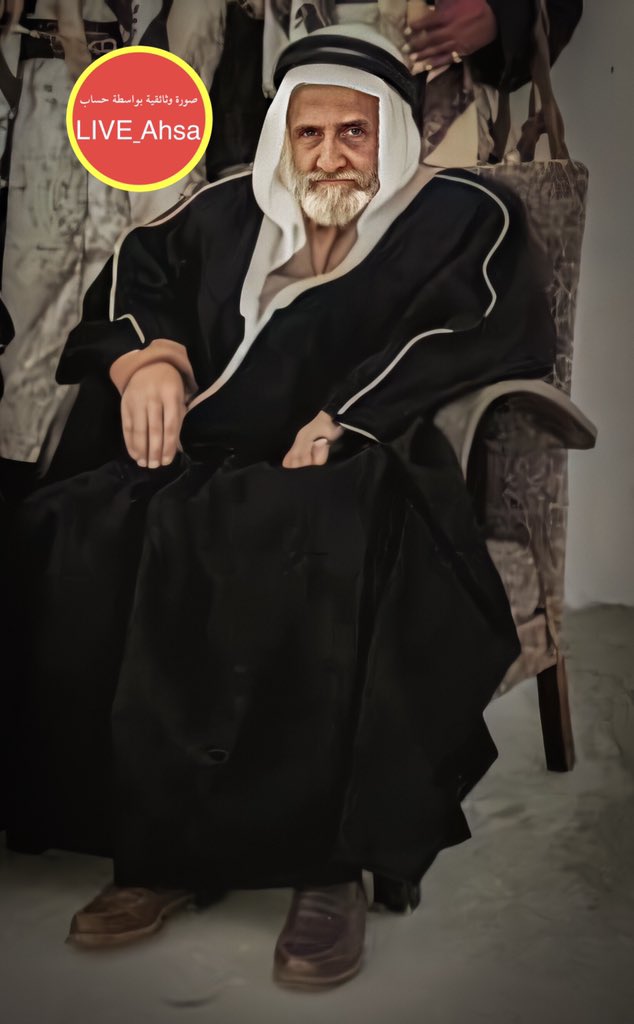 صورة نادرة للشيخ محمد بن عبدالعزيز بن محمد بن سيف العجاجي، من آل سيف من العجاجات، من بطون قبيلة آل كثير اللامية الطائية
والدته هي سارة بنت حمد السويلم، من أسرة السويلم من قبيلة العرينات من سبيع، وجيه وتاجر وله مكاتب في البحرين والعقير، في استيراد السجاد الثمين، وخيوط الغزل .