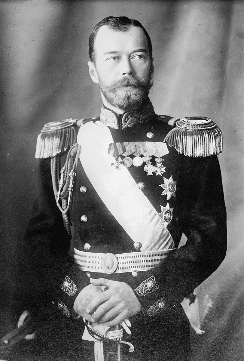 Em 1917, durante a I Guerra Mundial, um grupo de revolucionários insatisfeitos com as condições de vida no país comandado pelo czar (imperador) Nicolau II, iniciou movimentos grevistas e uma onda de protestos pelo país, obrigando Nicolau II a abdicar do trono.