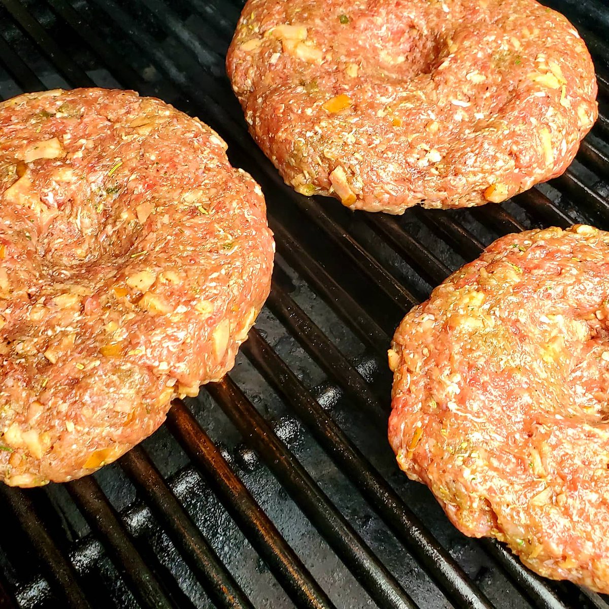 What do you do when you only have one link of @registerssausage and <a href="/tallymacshack/">The TallyMacShack</a>  Fire station Dalmation left?  Well, you mince that thing up and make sausage infused burgers....these were pretty dayum good.