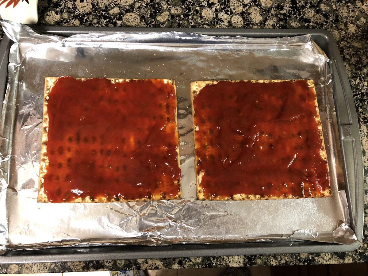 3. Yes, I know, Americans are sensitive when it comes to ketchup on homemade pizza dishes. This is how I’ve done it. Try it, it’s amazing.Still, if you wish, use instead pizza sauce.