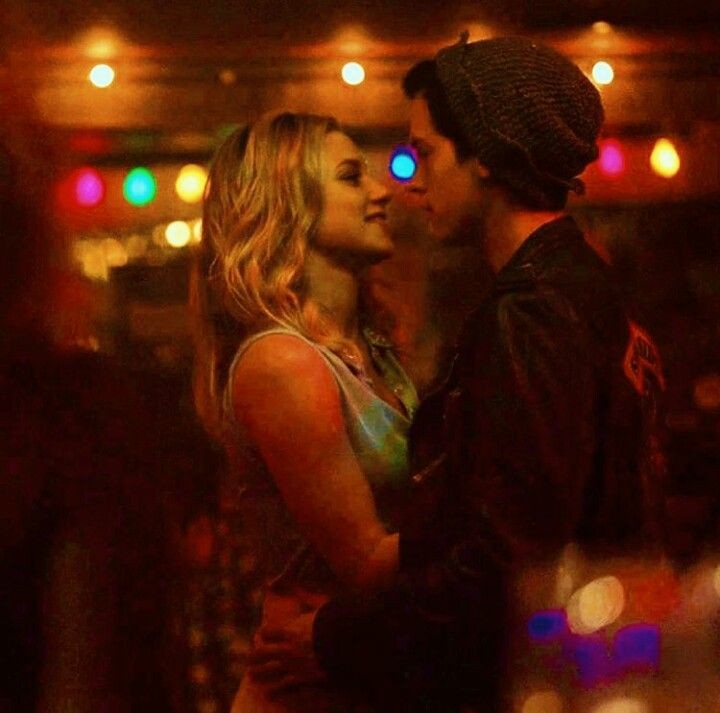 ccolesprousem's tweet photo. the way they look at each other is the most beautiful thing in the world #bughead https://t.co/4qP4Z3rYQv