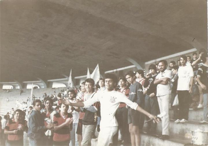 ritmodetorcida's tweet photo. #PraRecordar Gaviões da Fiel e Raça Rubro Negra no Maracanã. Início dos anos 90. https://t.co/r1Z4GpHRCq