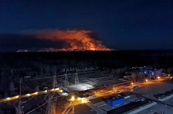 Terremoti7's tweet image. 🔴‼CHERNOBYL, FIRES AT 1 KM FROM THE NUCLEAR PLANT. RADIATION IS RISING, IF THE FIRES REACHES THE PLANT WOULD BE A NUCLEAR CATASTROPHE 🔴‼ #Chernobyl