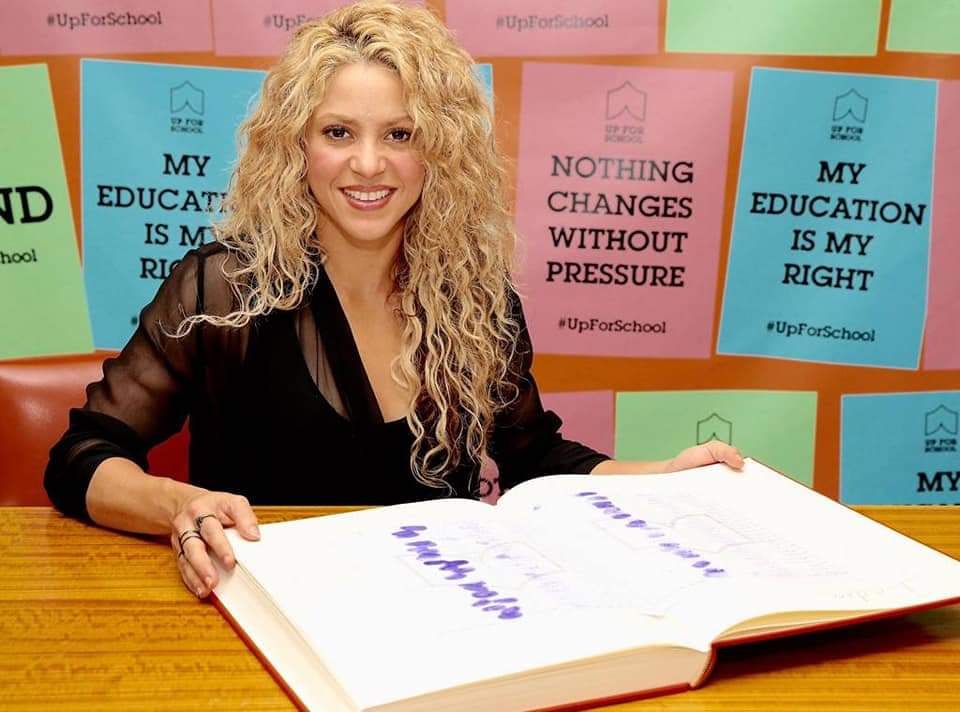 Los maestros tenían que levantar la mano para hablar con Shakira.