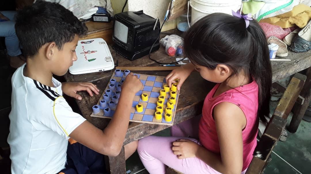 Nuestros estudiantes realizando sus asignaciones del Plan Cada Familia una Escuela.@ZonaEducTachira <a href="/charlychaves/">Charly Rojas Chaves</a> @MPPEDUCACION @psuvaristobulo <a href="/ORLANDOG70/">ORL@NDO G@RCI@</a> <a href="/Crazet2011/">Crazet2011</a> @RedEducUribante <a href="/CLIFP_Uribante/">CLIFP Uribante Susana Argumedo</a>