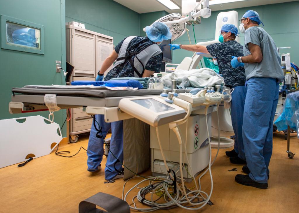 USNavy's tweet photo. #USNavy photos of the day: #USNSMercy holds an Easter sunrise service and treats patients during #COVID19 support, #USSBunkerHill operates in the South China Sea and #USSNormandy receives supplies during operations in #US6thFLT. ⬇️ info & download ⬇️: https://t.co/vI6KdY0JQD? https://t.co/w0jRg9A03e