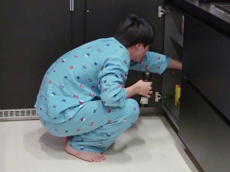 seokjin is the tiniest person on earth; a thread