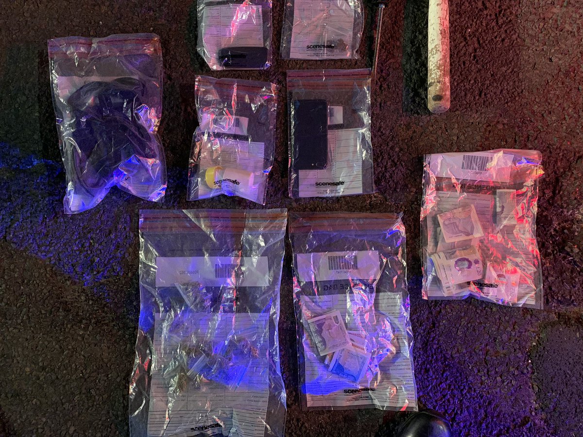 HumberbeatRoads's tweet photo. #Hull #QueensRd assisted @HPDogSection stopping a vehicle. Suspected Class A and B drugs recovered along with a baseball bat large screwdriver and a quantity of cash. Driver states ‘I’VE NOT DONE ANYTHING WRONG’ 🤔doubtful this was an essential journey! 1 in custody!#0763 #Team3 https://t.co/8jh5Z60pka