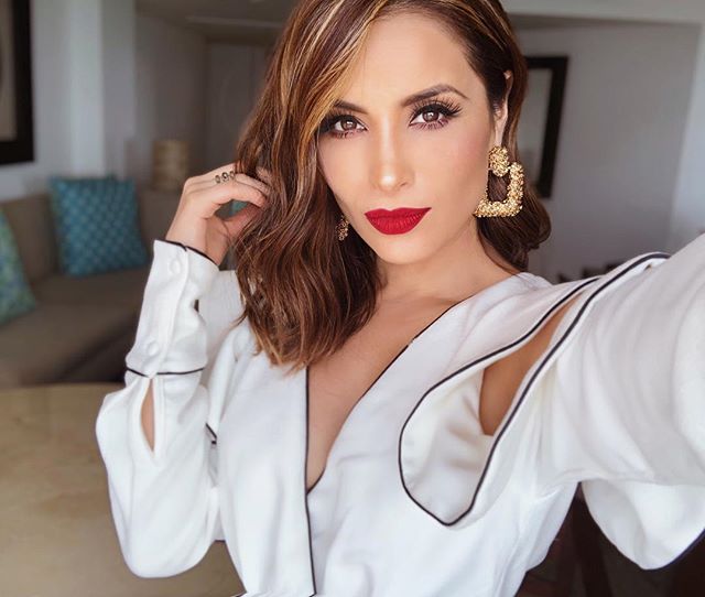 ZelebMx's tweet photo. Piden que Cynthia Rodríguez @cynthiaoficial deje programa, pues muchos la han criticado por tomar medidas extremas para no contagiarse de #coronavirus y, a su vez, no contagiar a su novio, #CarlosRivera.  https://t.co/V0AAQg4yRy https://t.co/6iByqjNiNI