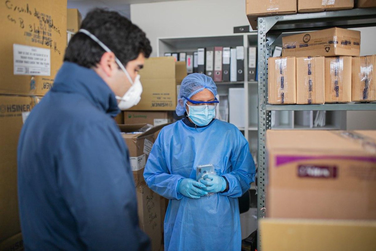 Vice_Ec's tweet photo. AZUAY | Hoy, en el hospital @HVCMOficial en Cuenca, el vicepresidente @ottosonnenh y @juanseroldan verificaron el equipamiento e implementos de bioseguridad con los que cuenta para atender la emergencia sanitaria y brindar atención integral.

#QuédateEnCasa
#ActivadosPorLaSalud https://t.co/1KzzvaHyi3