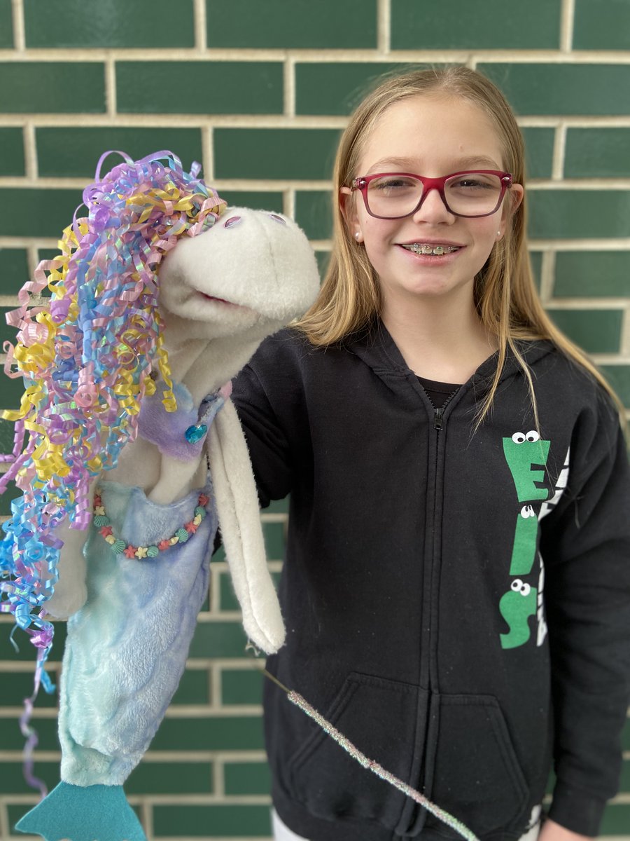FleckDragon's tweet photo. Today's Featured Friend 💚 Katelyn and Melody: Melody's favorite activities are singing, swimming, dancing, acting, and being fabulous. The sun reflects rainbows from her scales. She advises us all to "Just keep being your beautiful self darling!" @EubanksDragons @Carrollisd https://t.co/acbdim7l02