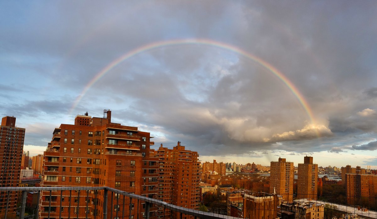 Photos: Rainbow Appears Over NYC As 7 O'Clock Cheer Takes Place gothamist.com/arts-entertain…