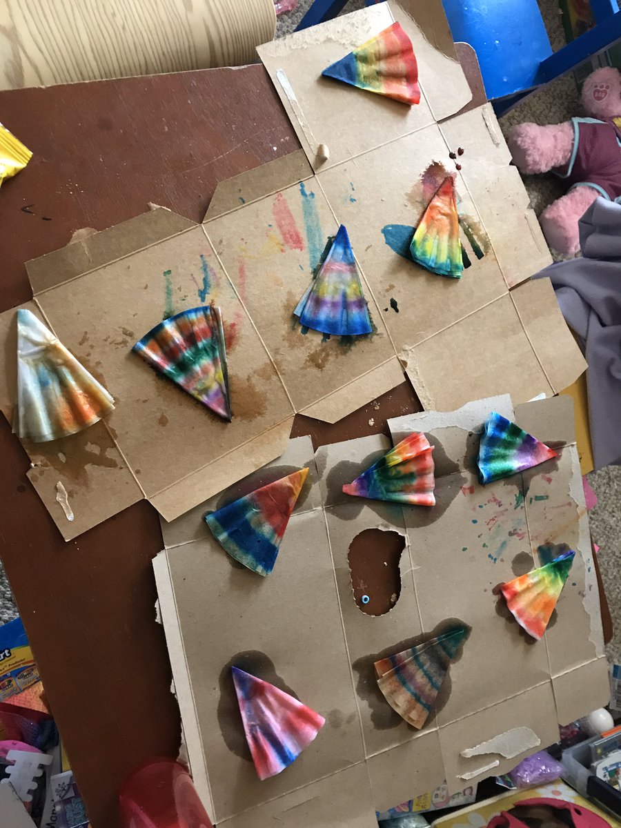Art class #WIK3art <a href="/KellySantora24/">Kelly Santora</a>  <a href="/Mrs_DoboszGr1/">Mrs. Dobosz</a>  symmetry, color mixing and diffusion!! I can use my hands to fold paper properly. I can learn about color diffusion by watching how water makes color move through my artwork.