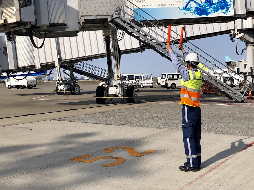 フィット福丸雛 雛祭り 大嶋みく みくち星人 牧野みなた みなたりあんが気になる 私の住む愛媛の松山空港では マーシャラーさんが 頑張ってくれています 雨の日も 風の日も 常に到着した飛行機を正確に そして安全に導いてくれています