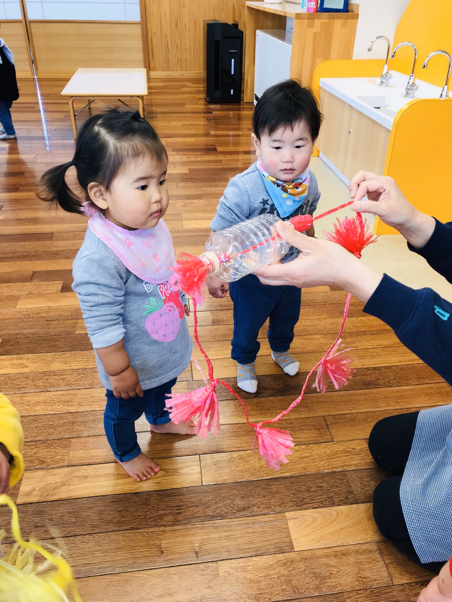 御前山認定こども園 室内遊び 興味津々な様子です 御前山 認定こども園 常陸大宮市 室内遊び 手作りおもちゃ 保育 1歳児 T Co 7seqyioqu6 Twitter