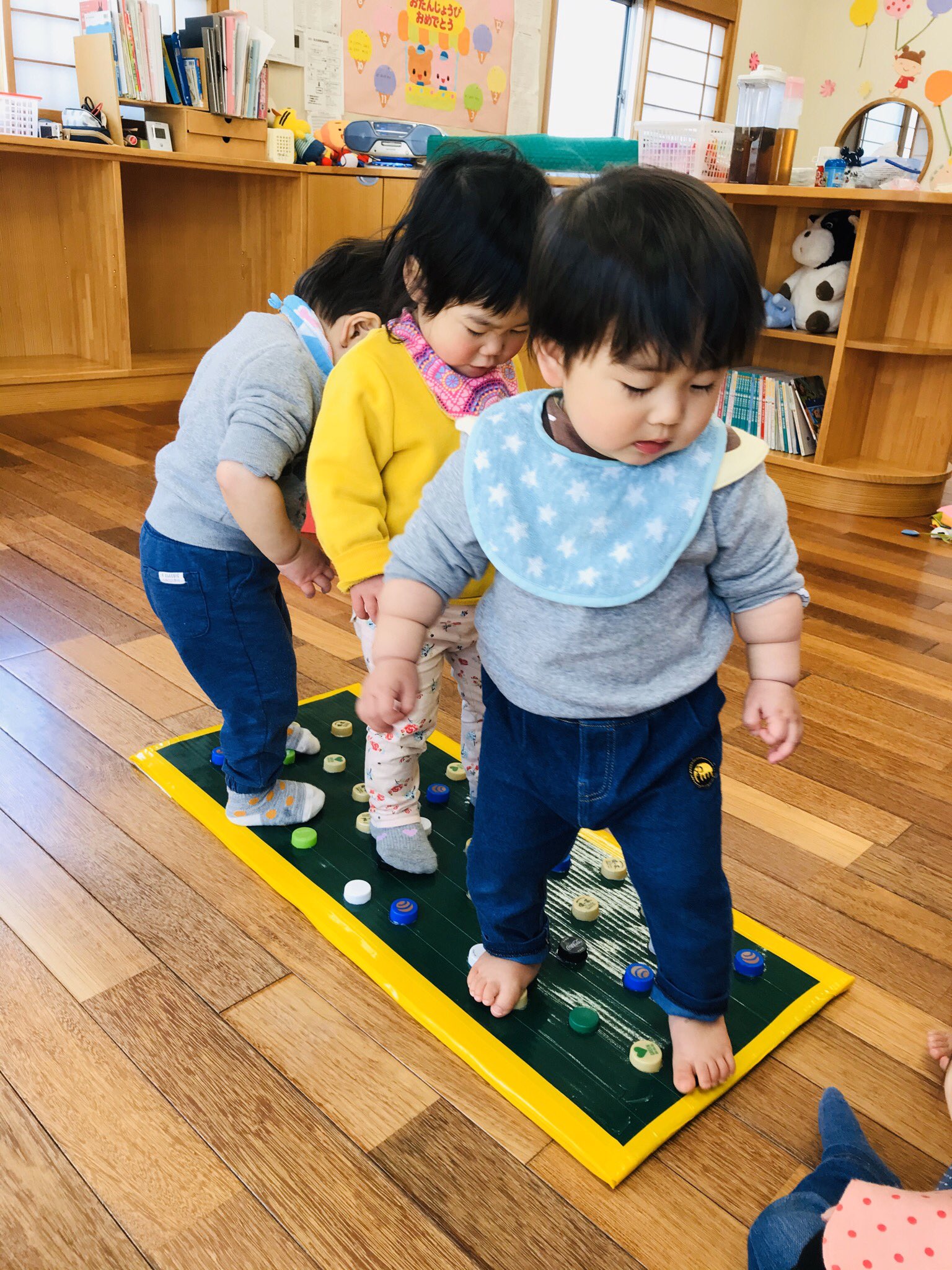 御前山認定こども園 室内遊び 興味津々な様子です 御前山 認定こども園 常陸大宮市 室内遊び 手作りおもちゃ 保育 1歳児 T Co 7seqyioqu6 Twitter