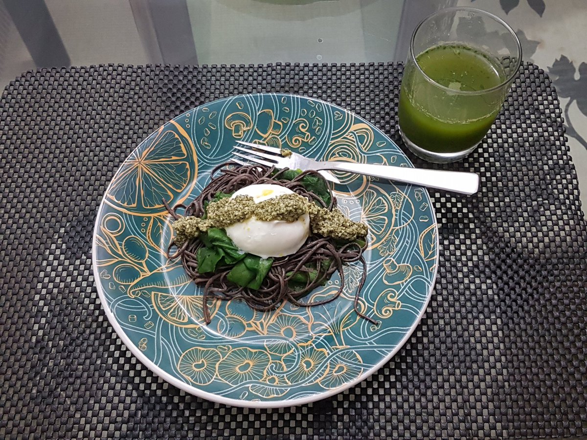 dedsdeds's tweet photo. Macarrão de feijão com espinafre, ovo poche, pesto de manjericão com semente de girassol
E suco verde... abacaxi couve gengibre
#comidadequarentena
@TinahLopes https://t.co/t5aoNm5Vbe