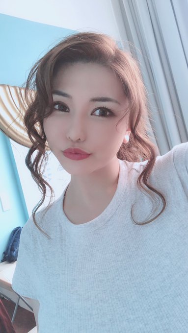 3 pic. #自撮りつなぎ 

あいちん??から

next
美女達へ?✨

@Hitomi_offical
@asukakiraran
@amatsuka_moe https://t.co/0Fj