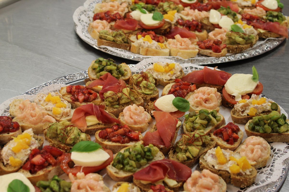 Wir senden Ihnen allen nach-österliche Grüße und freuen uns schon, wenn wir Sie wieder bei einem unserer kulinarischen Feiertagsangebote willkommen heißen können! 🍽️😍