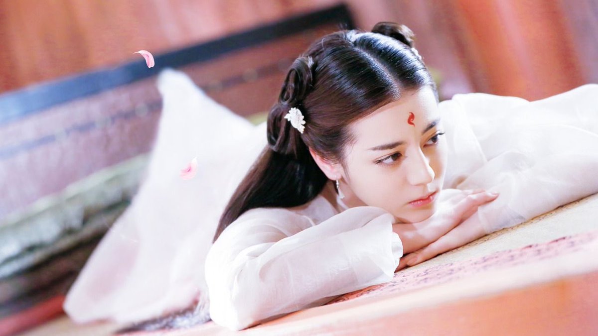 เธอนอนเล่นอย่างเบื่อหน่ายที่ห้องของตน

"ข้าจะทำอะไรดีนะ ไปหาท่านพี่ดีมั้ยนะ"

บ่นพึมพำเบาๆก่อนจะลุกขึ้นและตัดสินใจไปหาพี่สาวของตน