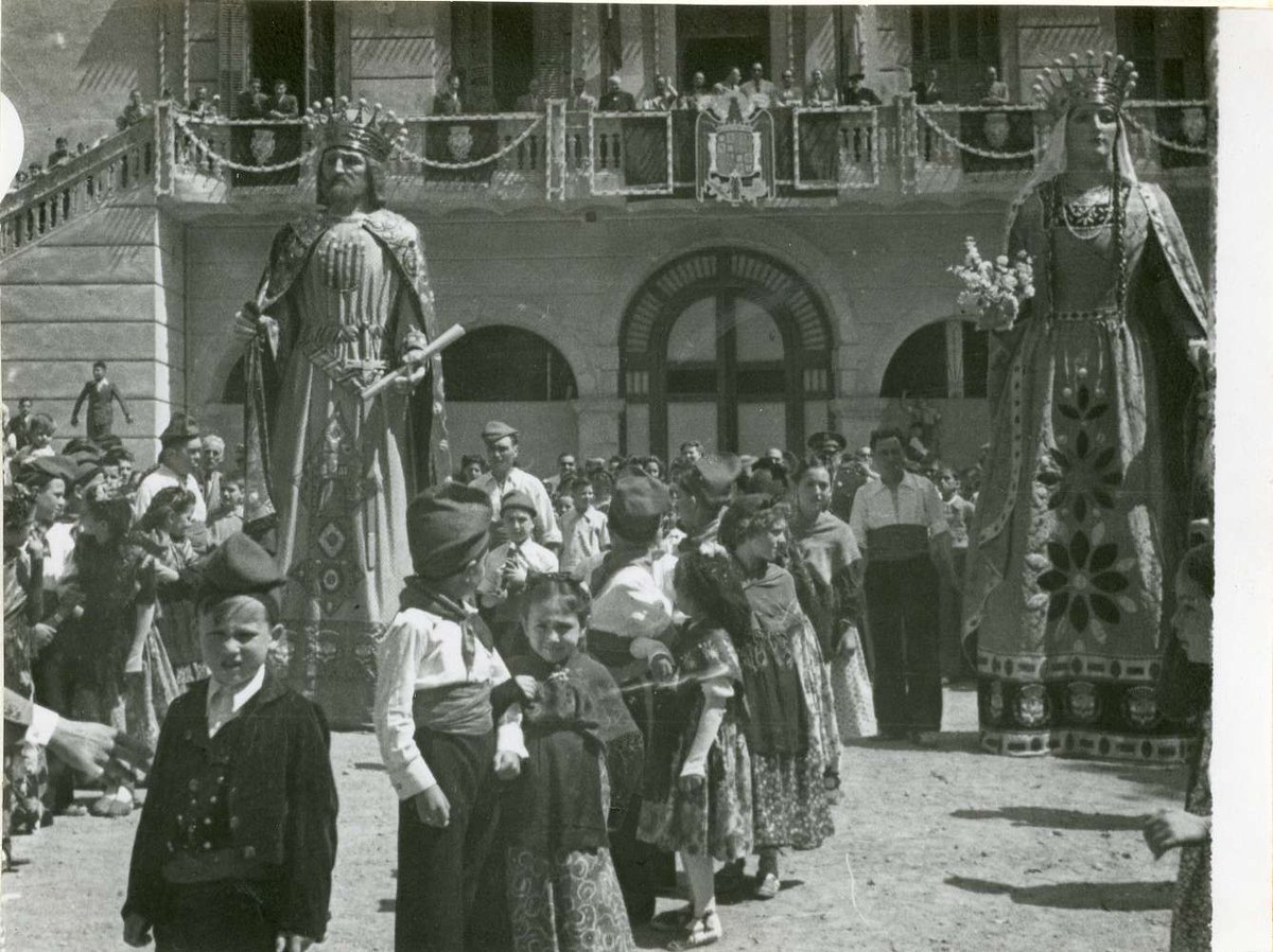 ACRipolles's tweet photo. Imatge 1:
Els gegants de Ripoll, a la plaça de l'Ajuntament, el dia de la seva inauguració: s'observen uns nens a punt per ballar, 5 d’agost de 1945
https://t.co/u3wnTv0QRq
 #xac @patrimonigencat #LaCulturaaCasa #arxiusacasa #gegants #caparruts #capgrossos #collesgeganteres https://t.co/LjuHBpv84b