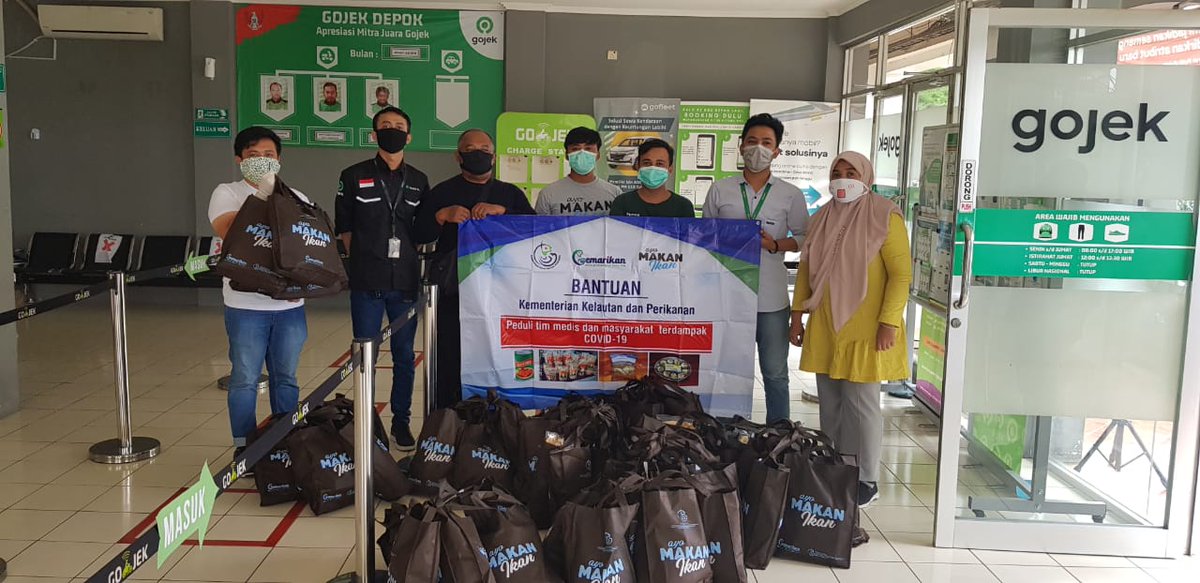 kkpgoid's tweet photo. #SahabatBahari, setelah membantu tenaga medis, KKP membagikan paket olahan ikan untuk driver taksi dan ojek online @gojekindonesia @GrabID. Semoga pandemi Covid 19 segera berakhir ya..
#GemarikanPeduliCovid19 #dirumahaja @KKPGOID #KABARKKP

https://t.co/RKCvYf7QsU https://t.co/MwKwhMmXqj