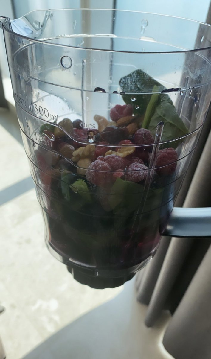 200414  #Donghae Comeback Smoothie  - Nuts (Walnuts, Almonds Hazelnut(?)) - Raspberries- Spinach*might have missed some ‘donghae’ ingredients