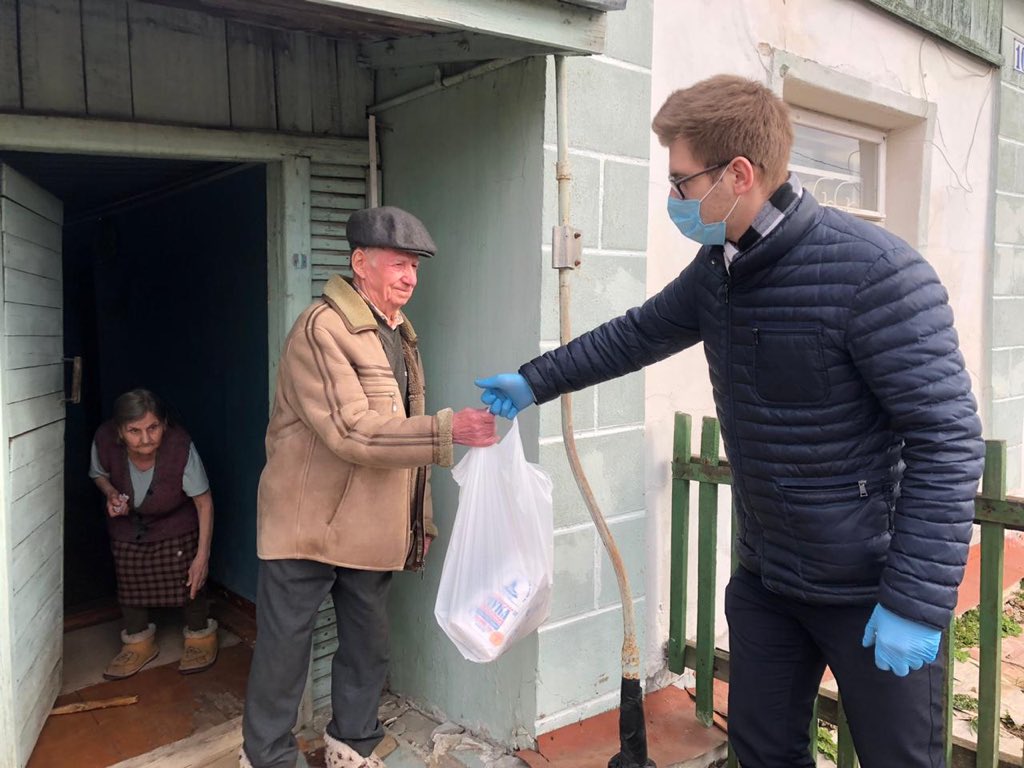 Председатель молодежной палаты при Ивановской областной Думе Курочкин Никита и ответственный секретарь Гамзина Дарья оказали помощь пенсионерам в период самоизоляции. #МПРФ #МП37