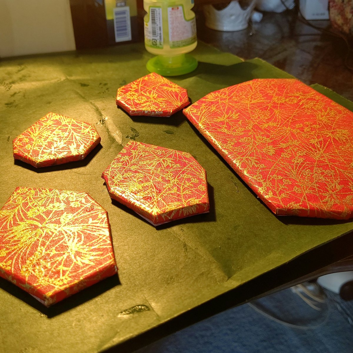 infomamapoke's tweet photo. テレワーク中です。何とか自分の部屋を色々制作に使える部屋にしました〜ただ狭いので扇風機で換気中です☺️ https://t.co/Rxi9cF9UMq