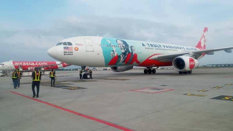 airasia's tweet photo. MISSION ACCOMPLISHED! To help combat #Covid-19, 24 hospital beds had arrived from #Beijing #China 🇨🇳 in #KualaLumpur #Malaysia 🇲🇾 via flight D7343, sponsored by Yayasan Petronas. A collaborative effort between @MOTMalaysia and Embassies of both countries. #InThisTogether https://t.co/GammkiIfym