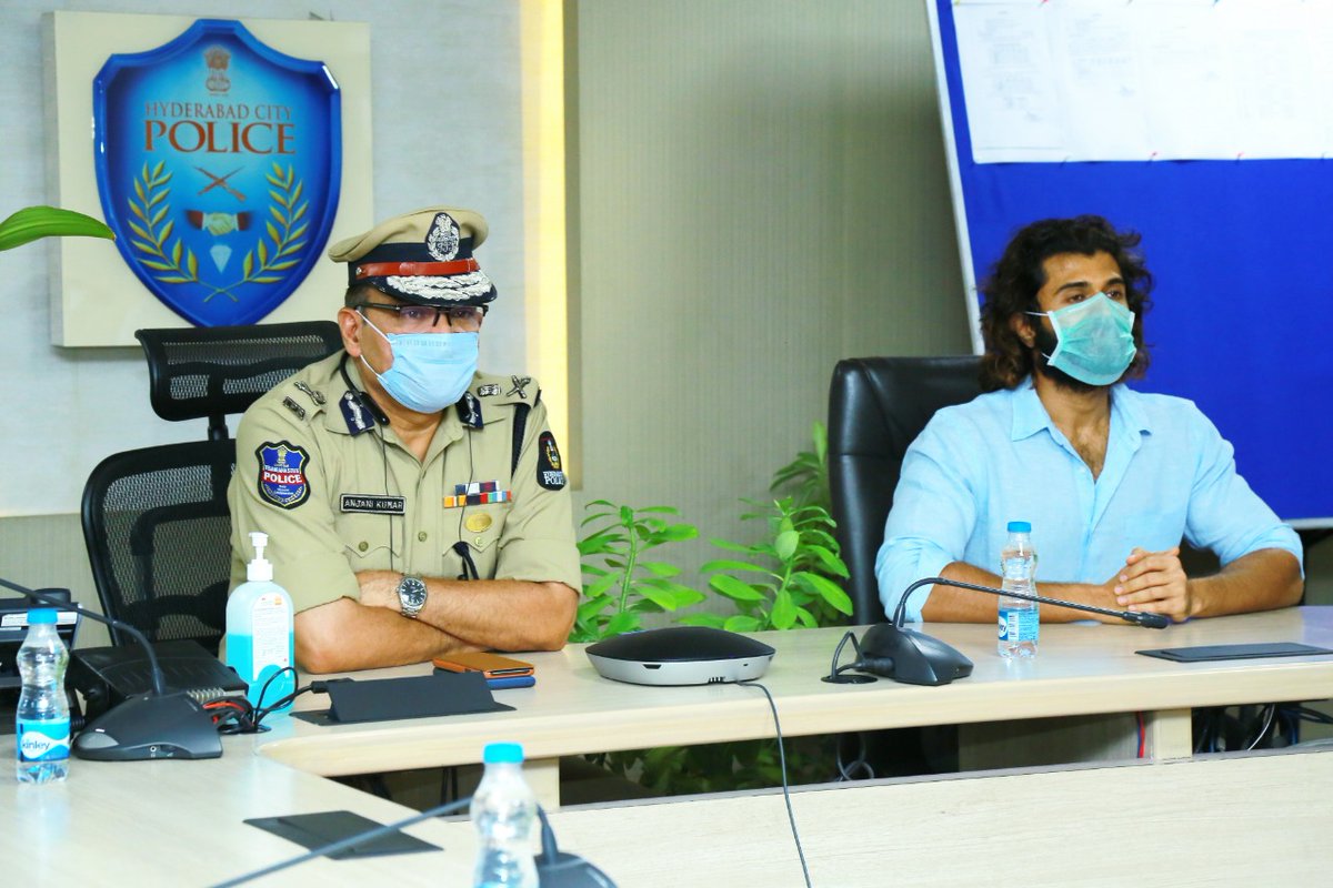 telugufilmnagar's tweet photo. Rowdy #VijayDevarkonda interacts with #Hyderabad Police officers through Video Conference to enhance their spirits during this tough time.

#IndiaFightsCorona @TheDeverakonda #Tollywood #TeluguFilmNagar https://t.co/YcZJYDETS9